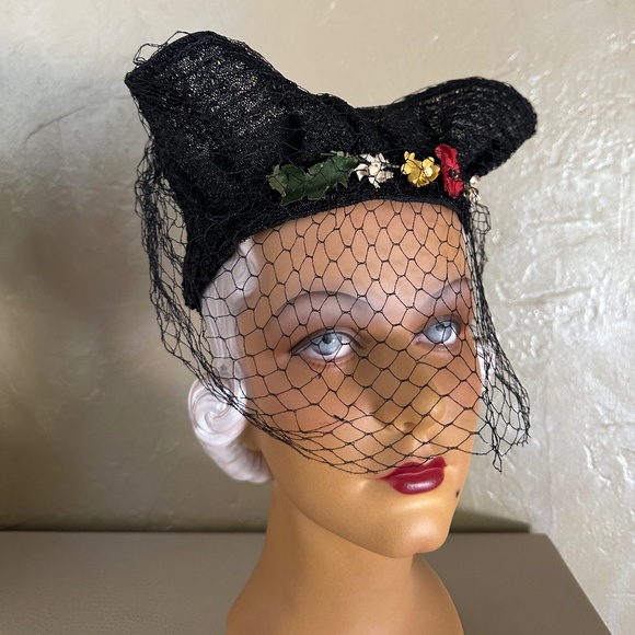 GLORIOUS 1930s' BLACK FINESTRAW TOQUE WITH FULL VEIL AND FABRIC FLOWERS